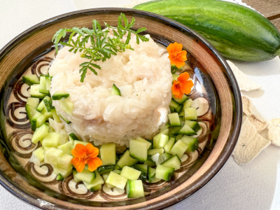 Klebreis-Congee mit Yamswurzel und Gurke